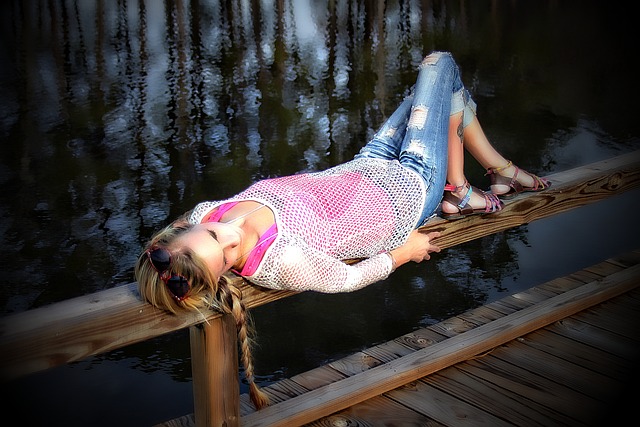 바닥에 누워있는 꿈의 의미(해몽): 안정과 현실감각의 상실이미지